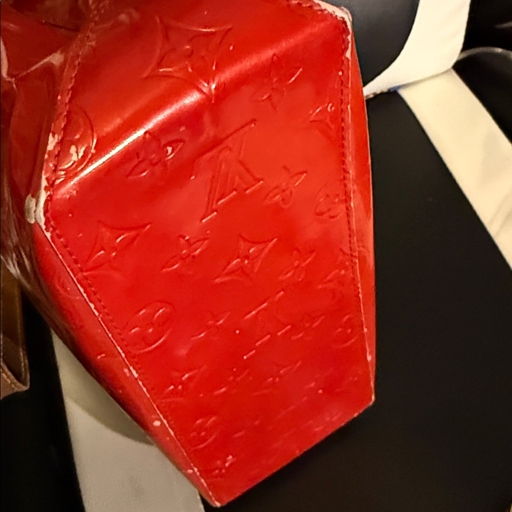 Louis Vuitton Vibrant Red Vernis Tote with leather Handles - Picture 8 of 11